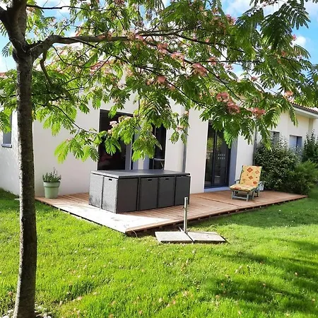 9 Pers 160 M² +jardin- 10mn Nantes -30mn Casa vacanze Bouguenais
