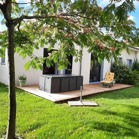 9 Pers 160 M² +jardin- 10mn Nantes -30mn Holiday home Bouguenais