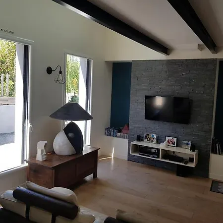 9 Pers 160 M² +jardin- 10mn Nantes -30mn Holiday home