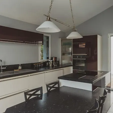9 Pers 160 M² +jardin- 10mn Nantes -30mn